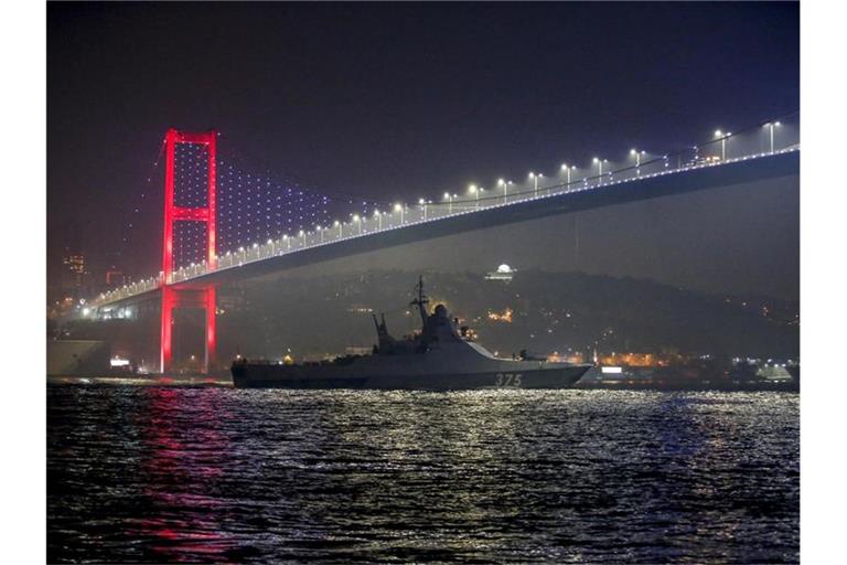 Ein Patrouillenboot der russischen Marine durchquert den Bosporus auf dem Weg zur russischen Flotte im Schwarzen Meer. Foto: Emrah Gurel/AP/dpa