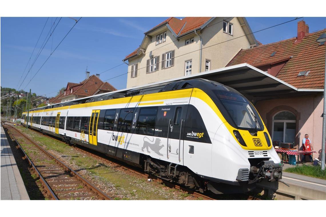 Unfall an Bahnübergang in Freudenstadt – Mann stirbt Ein Pedelec-Fahrer will einen unbeschrankten Bahnübergang überqueren, als sich ein Regionalzug nähert (Symbolbild).
