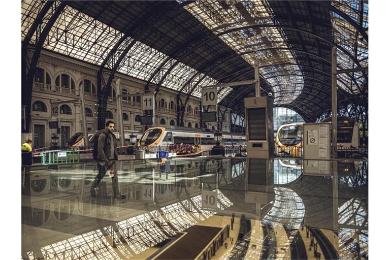 Ein Pendler geht durch den verlassenen Bahnhof „Estacio de Franca“ in Barcelona. Foto: Matthias Oesterle/ZUMA Wire/dpa