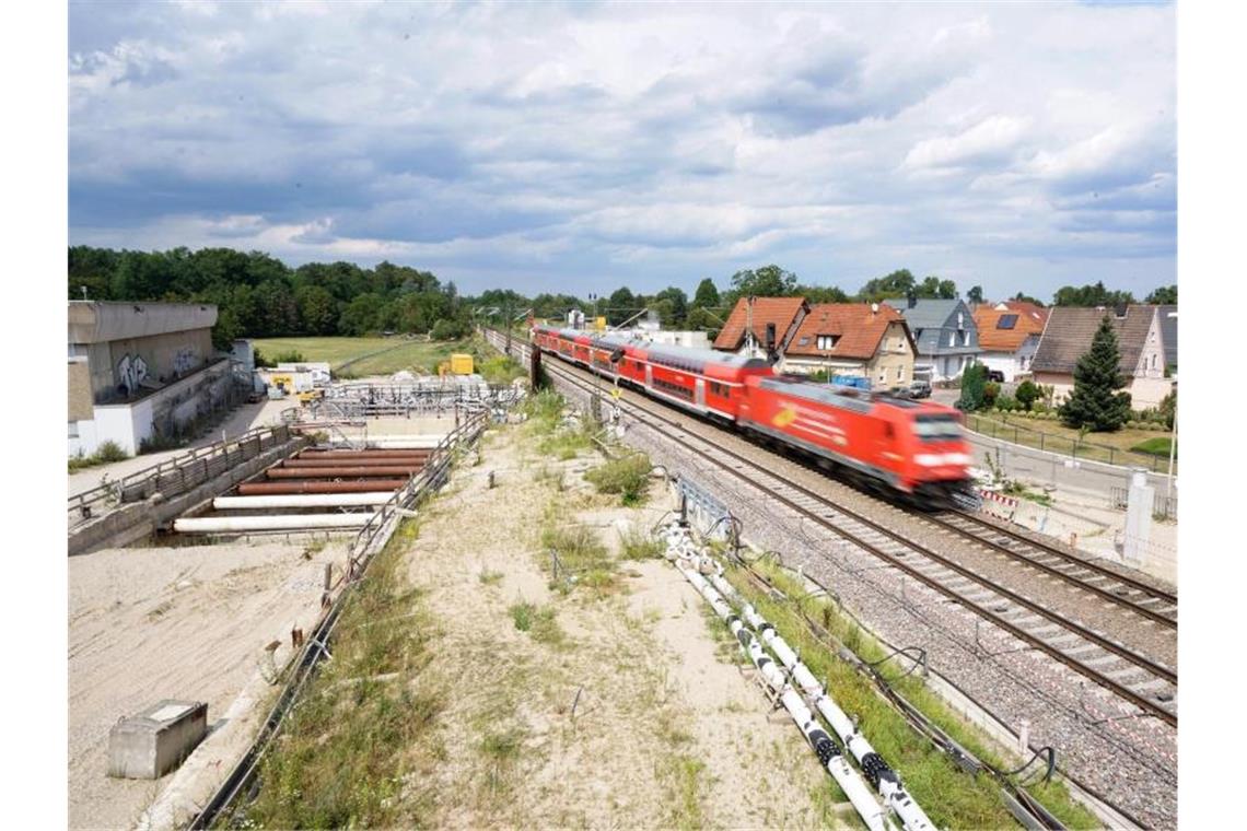 Ein Personenzug passiert die Tunnelbaustelle an der Rheintalbahn bei Rastatt-Niederbühl. Foto: Benedikt Spether