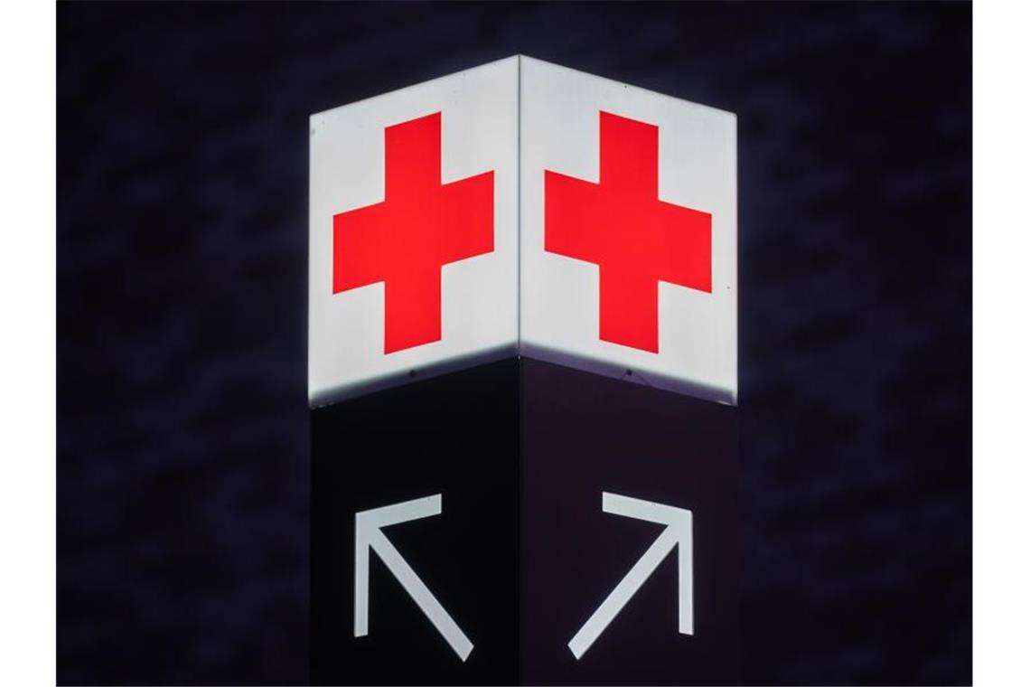 Immer mehr Kliniken verhängen Besuchsstopp Ein Pfeil weist den Weg zur Notaufnahme eines Krankenhauses. Foto: Julian Stratenschulte/dpa/Symbolbild