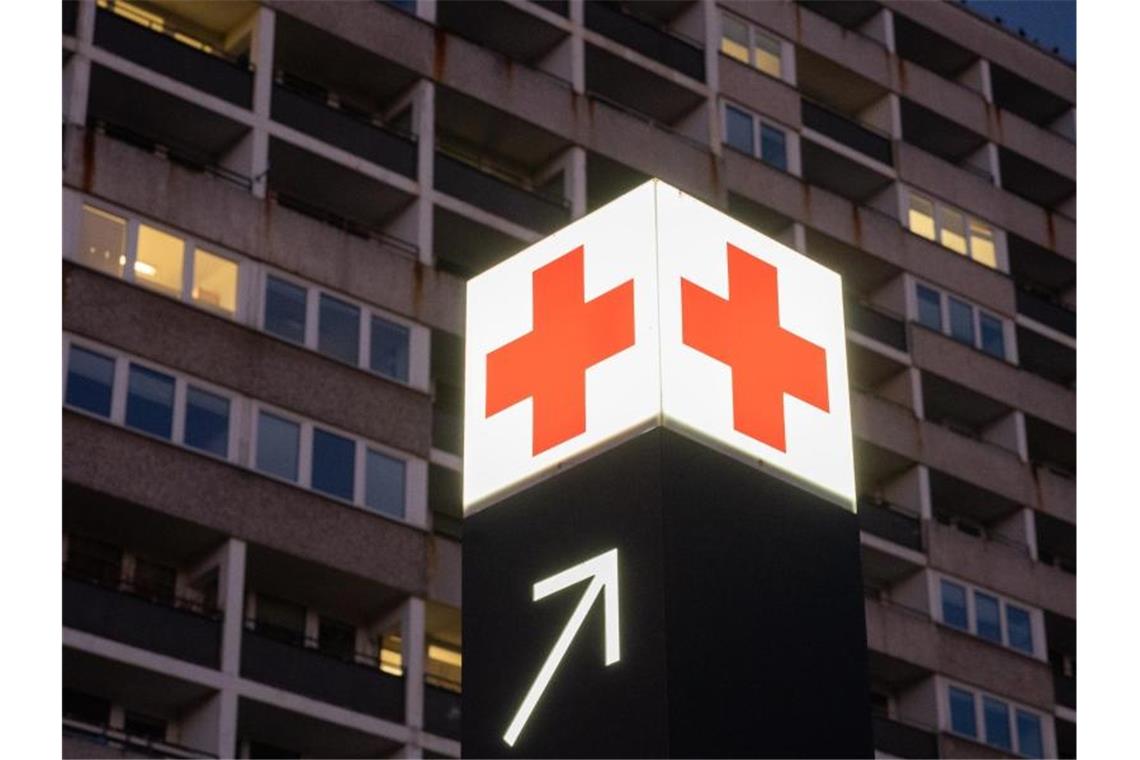 Ein Pfeil weist den Weg zur Notaufnahme eines Krankenhauses. Foto: Julian Stratenschulte/dpa/Symbolbild