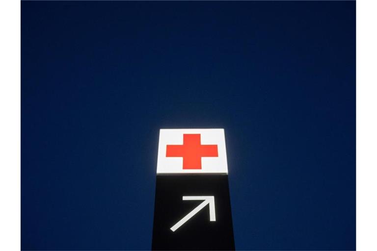 Ein Pfeil weist den Weg zur Notaufnahme eines Krankenhauses. Foto: Julian Stratenschulte/dpa/Symbolbild