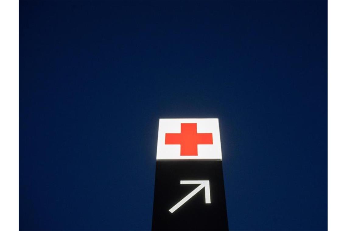 Ein Pfeil weist den Weg zur Notaufnahme eines Krankenhauses. Foto: Julian Stratenschulte/dpa/Symbolbild