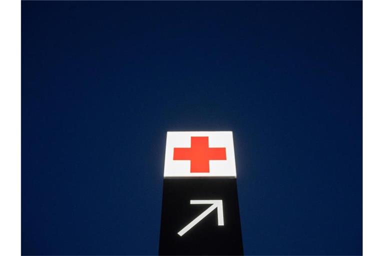 Ein Pfeil weist den Weg zur Notaufnahme eines Krankenhauses. Foto: Julian Stratenschulte/dpa/Symbolbild