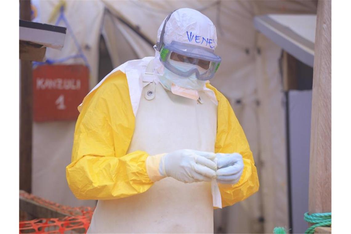 Ein Pfleger mit Schutzkleidung in einem Ebola-Behandlungszentrum im Kongo. Foto: Kitsa Musayi/dpa