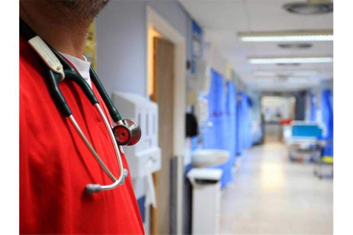 Ein Pfleger steht auf einer Station in einem Krankenhaus in London. Foto: Peter Byrne/PA Wire/dpa