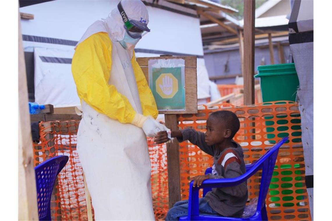 Neue Ebola-Fälle im Kongo - Hilfe aus Deutschland Ein Pfleger versorgt ein Kind, bei dem Verdacht auf Ebola besteht. In Ost-Kongo breitet sich der gefährliche Ebola-Virus weiter aus. Foto: Kitsa Musayi