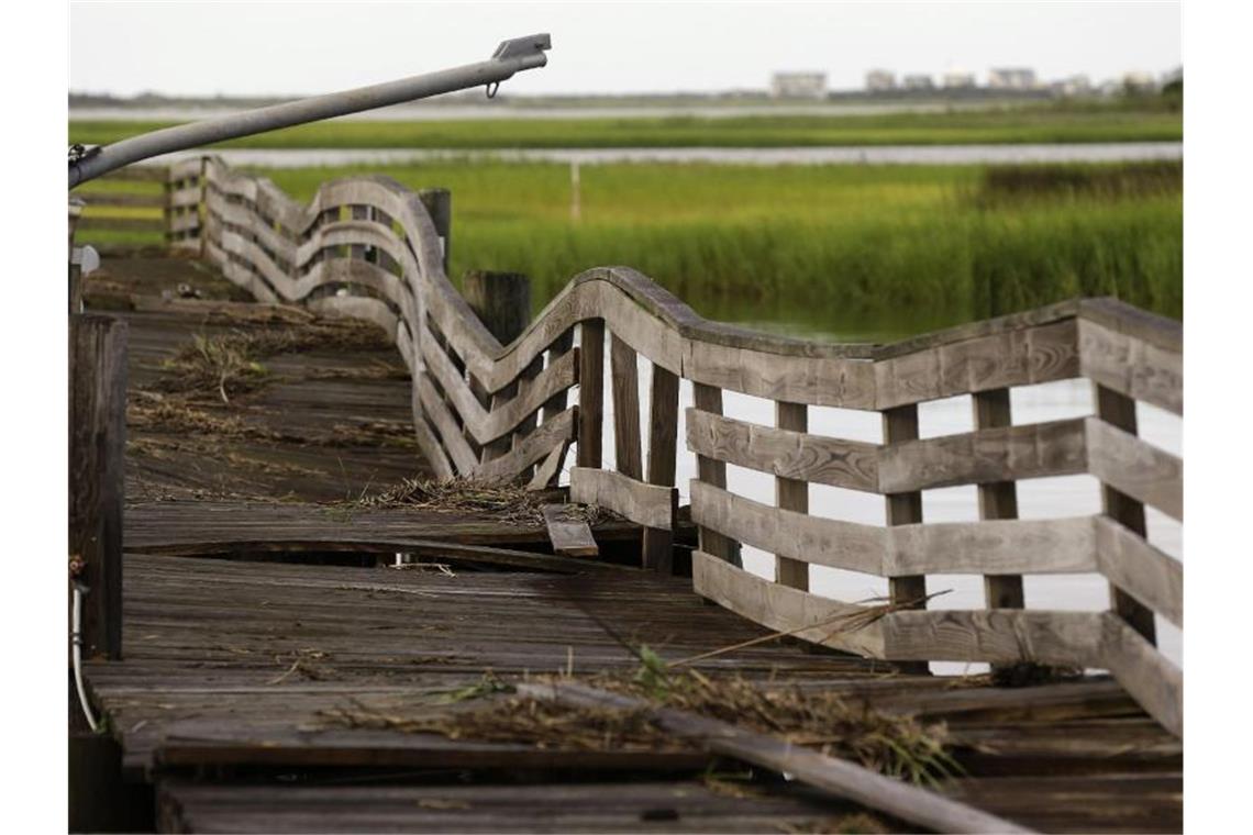 Tropensturm „Isaias“ fegt über US-Ostküste - drei Tote Ein Pier in Southport (North Carolina) ist durch Tropensturm „Isaias“ stark beschädigt worden. Foto: Gerry Broome/AP/dpa