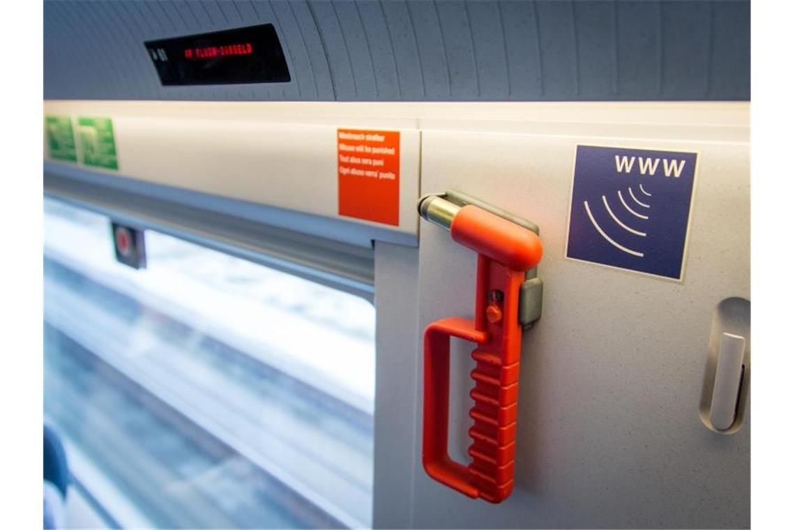 Ein Piktogramm deutet in einem Abteil eines Zuges der Deutschen Bahn auf Internetempfang hin. Foto: picture alliance / Friso Gentsch/dpa