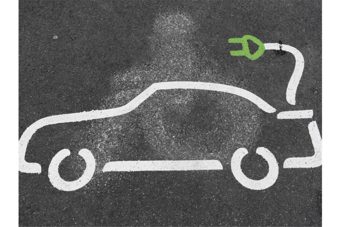 Bayern bei E-Auto-Ladepunkten vorn Ein Piktogramm eines Elektroautos ist auf einem Parkplatz zu sehen. Foto: Arne Dedert/dpa/Symbolbild