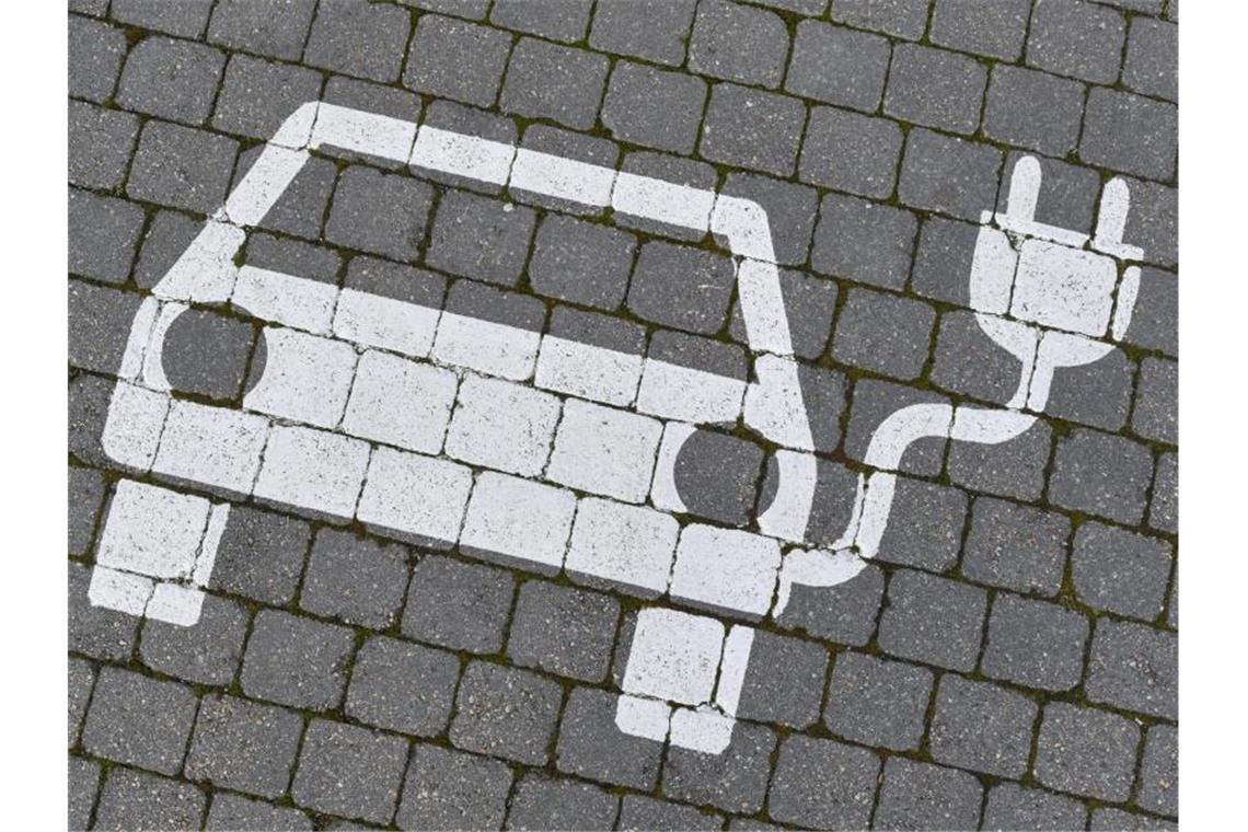 Ein Piktogramm zeigt einen Elektrofahrzeug-Parkplatz. Die Nachfrage nach Elektroautos und Hybriden in Deutschland ist deutlich gestiegen. Foto: Patrick Pleul/dpa-Zentralbild/ZB