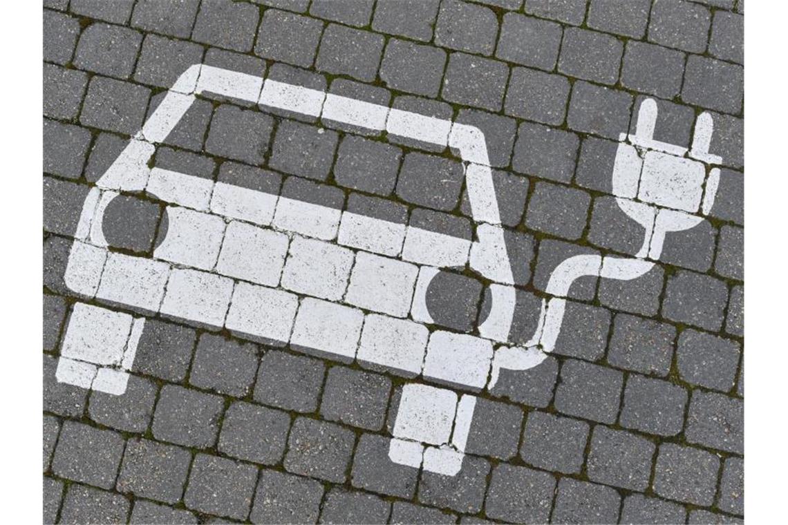 Die Elektromobilität kommt - muss ja Ein Piktogramm zeigt einen Elektrofahrzeug-Parkplatz. Die Nachfrage nach Elektroautos und Hybriden in Deutschland ist deutlich gestiegen. Foto: Patrick Pleul/dpa-Zentralbild/ZB