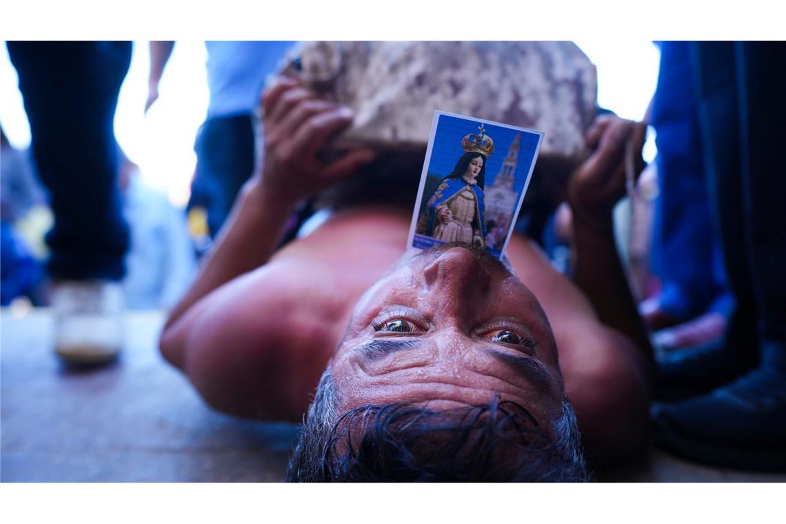 Ein Pilger kriecht während der jährlichen Feierlichkeiten zur Unbefleckten Empfängnis der Jungfrau Maria zur Wallfahrtskirche Lo Vasquez in Valparaiso in Chile.