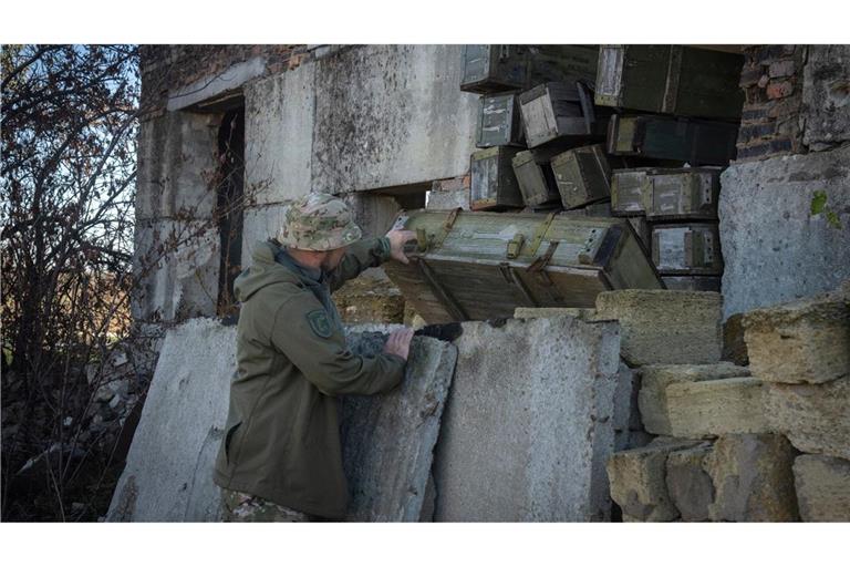 Ein Pionier der ukrainischen Armee untersucht von den russischen Truppen zurückgelassene Munition.