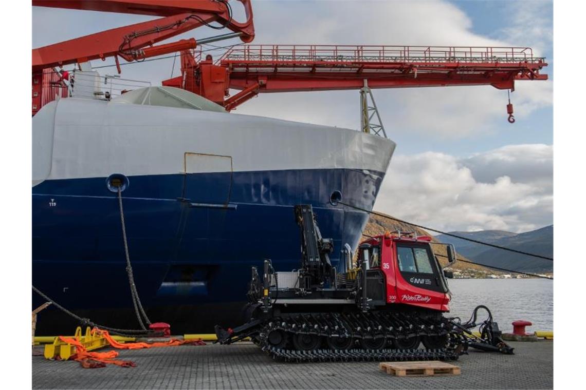 Ein Pisten-Bully vor dem Bug der der „Polarstern“: Das Gerät soll dabei helfen, auf dem Eis eine Start- und Landebahn zu bauen. Foto: Esther Horvath / Alfred-Wegener-Institut / Helmhol