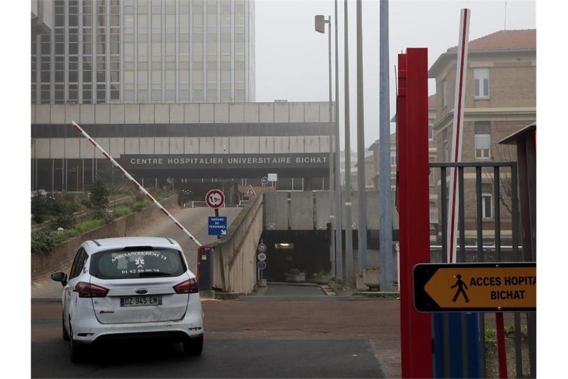 Ein Pkw fährt auf das Gelände des Krankenhauses „L’hôpital Bichat“ in Paris. Foto: Michel Euler/AP/dpa