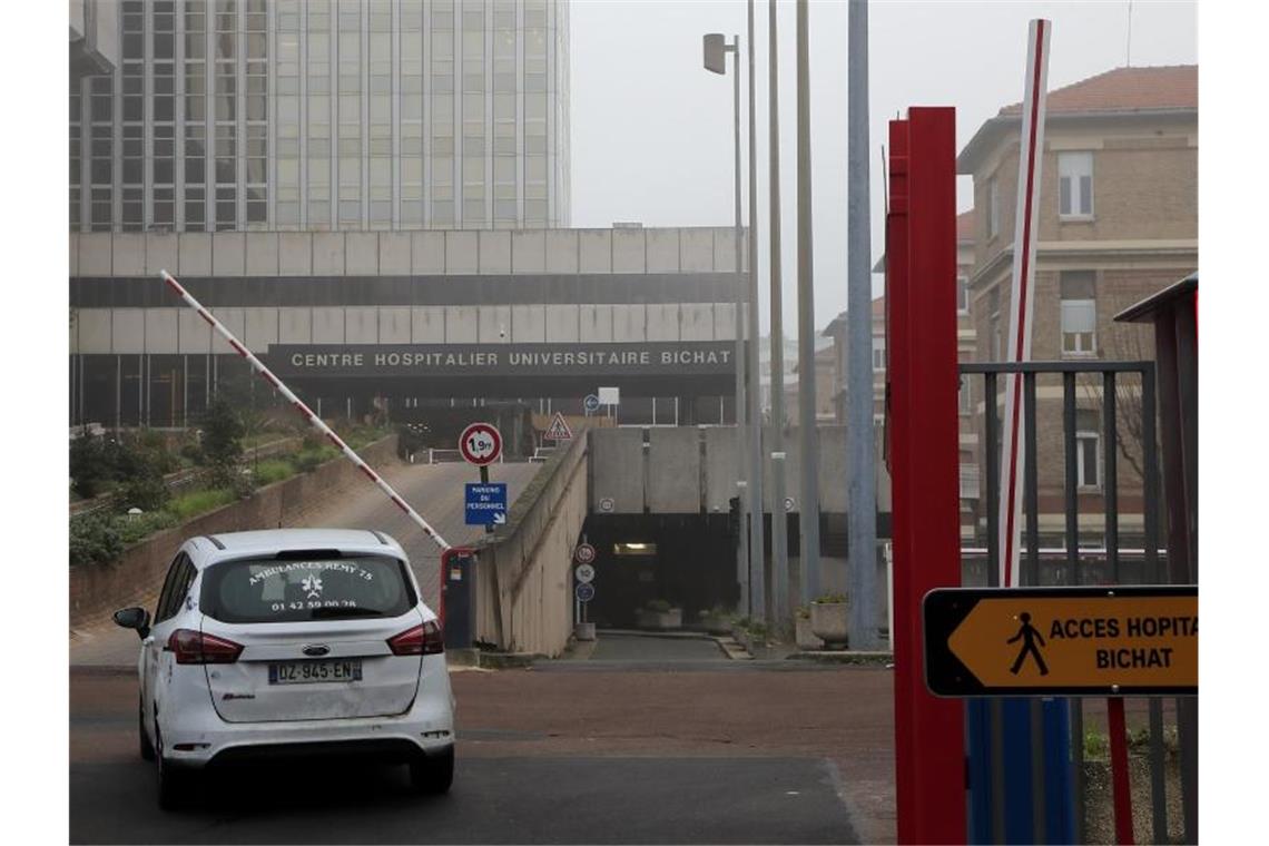 Coronavirus: Erster Toter in Europa Ein Pkw fährt auf das Gelände des Krankenhauses „L’hôpital Bichat“ in Paris. Foto: Michel Euler/AP/dpa