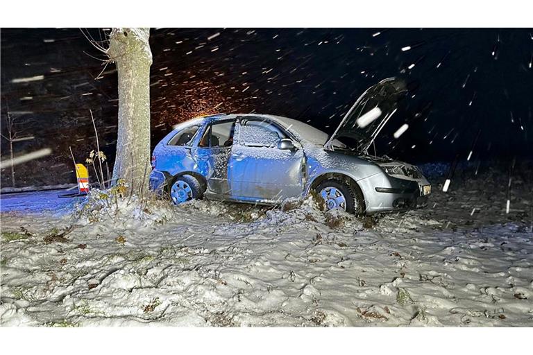 Ein Pkw ist bei starkem Schneefall von der Straße abgekommen und zwischen Deschka und Zentendorf im Landkreis Görlitz (Ostsachsen) gegen einen Baum geprallt.