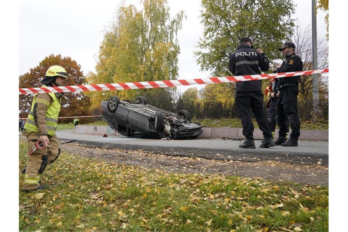 Oslo: Mehrere Menschen von gekapertem Krankenwagen verletzt Ein PKW liegt auf dem Dach, nachdem es dem Krankenwagen ausweichen musste. Foto: Haakon Mosvold Larsen/NTB scanpix/dpa