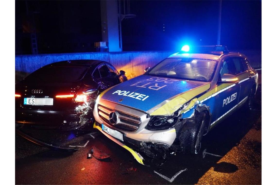 Auf dem Weg zum Einsatz: Polizeiauto kracht in Pkw Ein Pkw und ein Streifenwagen mit Blaulicht stehen nach einem Zusammenstoß auf einer Straße. Foto: Kohls/SDMG/dpa