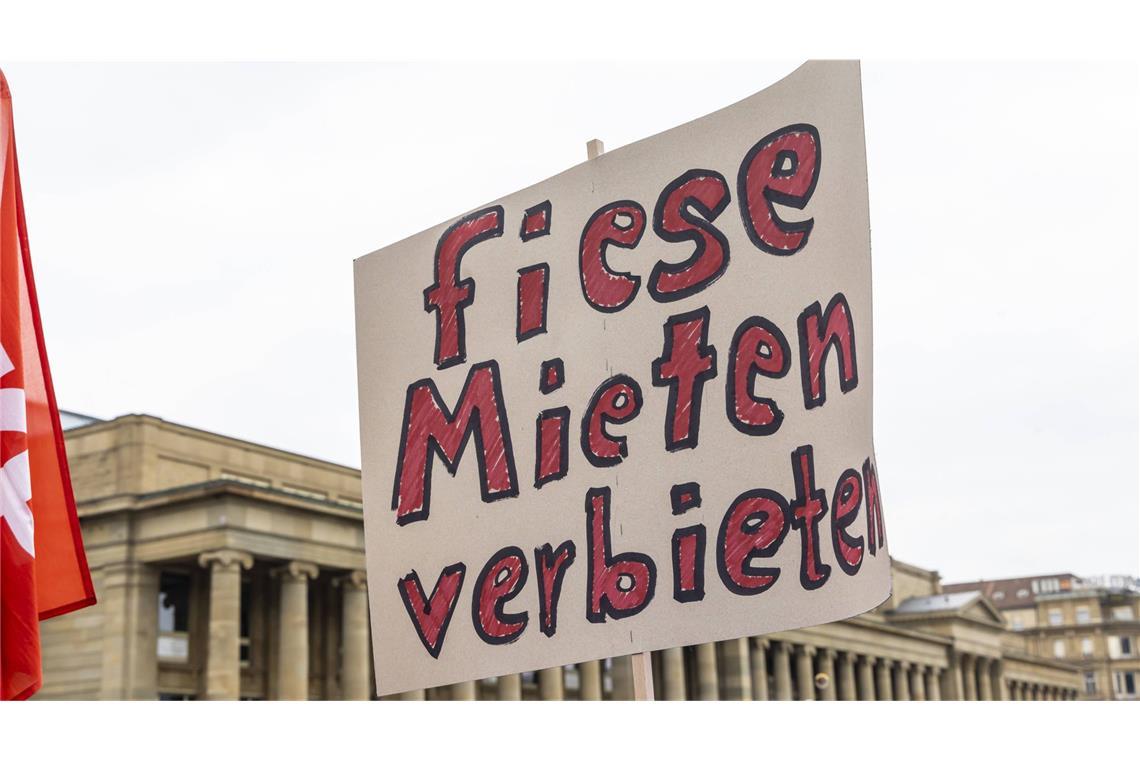 Zahl der Sozialwohnungen seit 2014 um fast 400.000 geschrumpft Ein Plakat bei einer Demonstration für bezahlbaren Wohnraum in Stuttgart. (Archivbild)