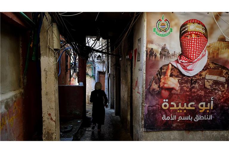 Ein Plakat des Hamas-Sprechers Abu Obeida. (Archivbild)