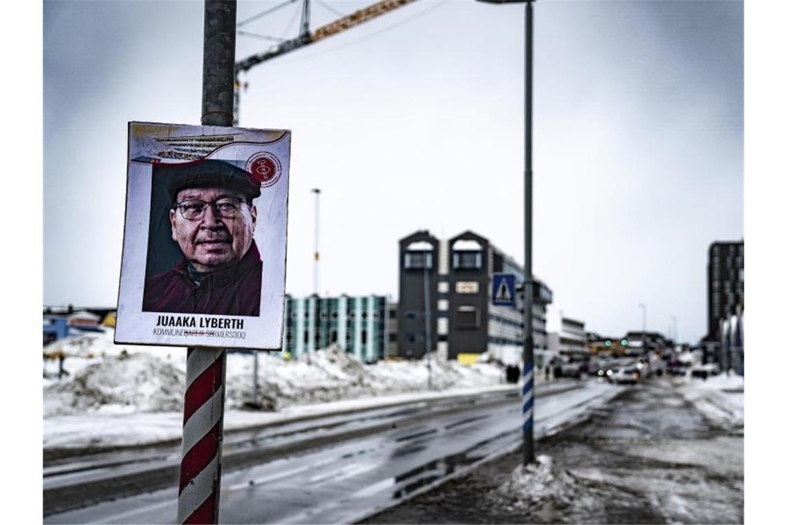 Nicht zum Verkauf, aber offen für Geschäfte Ein Plakat eines Kandidaten der Parlamentswahl hängt an einem Laternenmast im grönländischen Nuuk. Foto: Emil Helms/Ritzau Scanpix/dpa