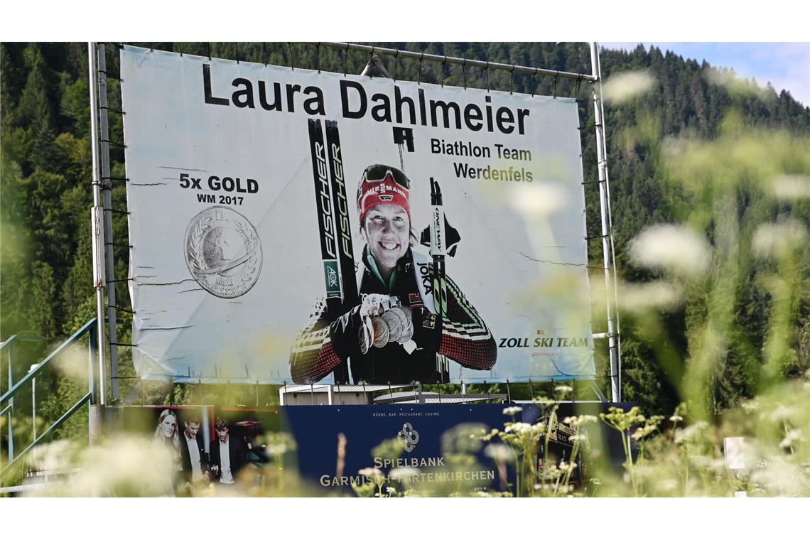 Trauer um Dahlmeier: Hätten alles gegeben, um sie zu retten Ein Plakat erinnert unweit von Garmisch-Partenkirchen an die Erfolge Laura Dahlmeiers.