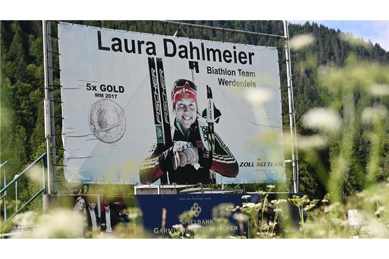 Ein Plakat erinnert unweit von Garmisch-Partenkirchen an die Erfolge Laura Dahlmeiers.
