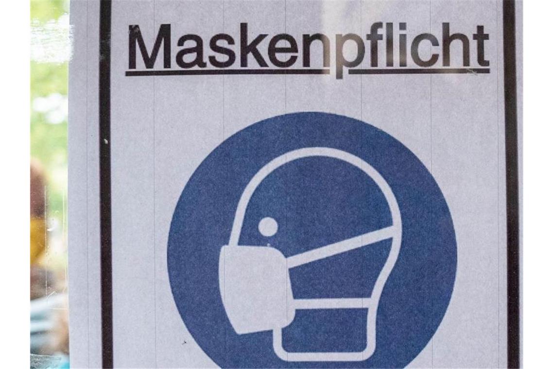 Ein Plakat in Berlin mit der Aufschrift „Maskenpflicht“. Foto: Kay Nietfeld/dpa