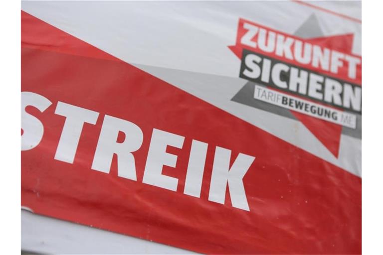 Ein Plakat in einen Warnstreik. Foto: Matthias Bein/dpa-Zentralbild/dpa