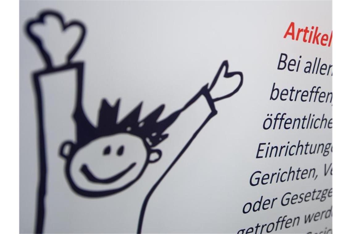 Ein Plakat mit dem Artikel 3 der UN-Kinderrechtskonvention hängt in einer Klinik. Foto: Philipp Schulze/dpa/Archivbild