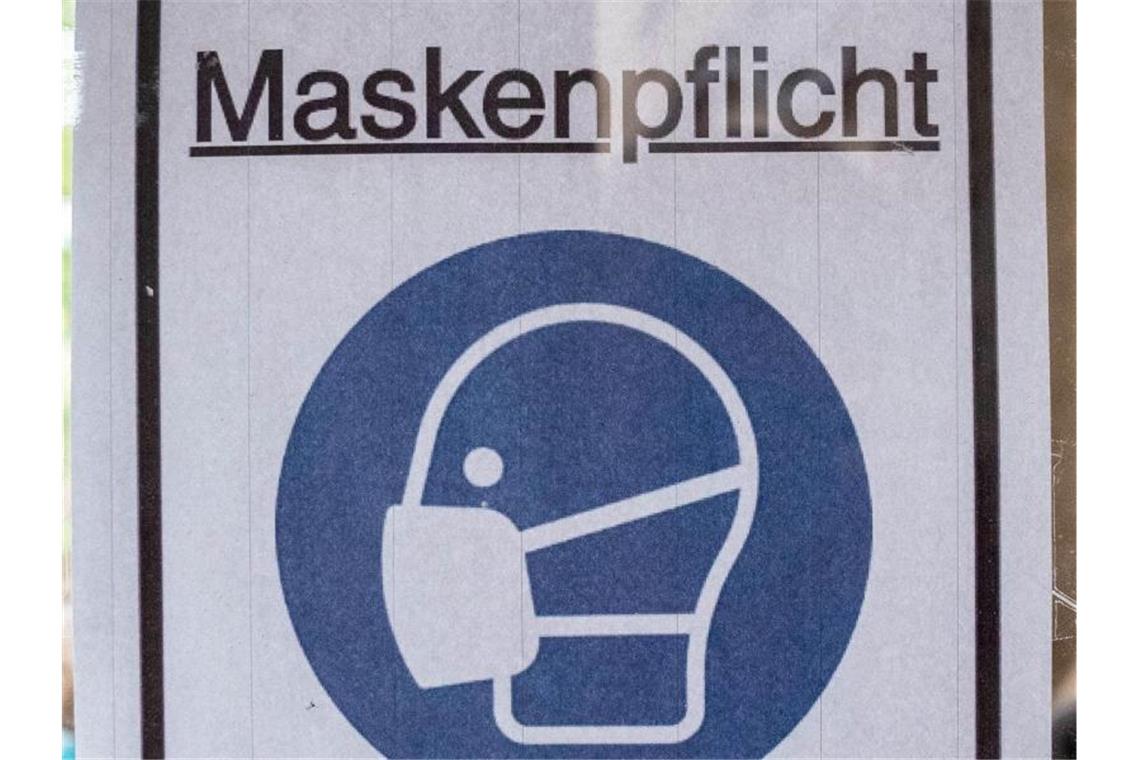 Ein Plakat mit der Aufschrift „Maskenpflicht“. Foto: Kay Nietfeld/dpa/Symbolbild