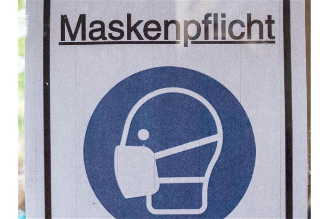 Ein Plakat mit der Aufschrift „Maskenpflicht“. Foto: Kay Nietfeld/dpa/Symbolbild