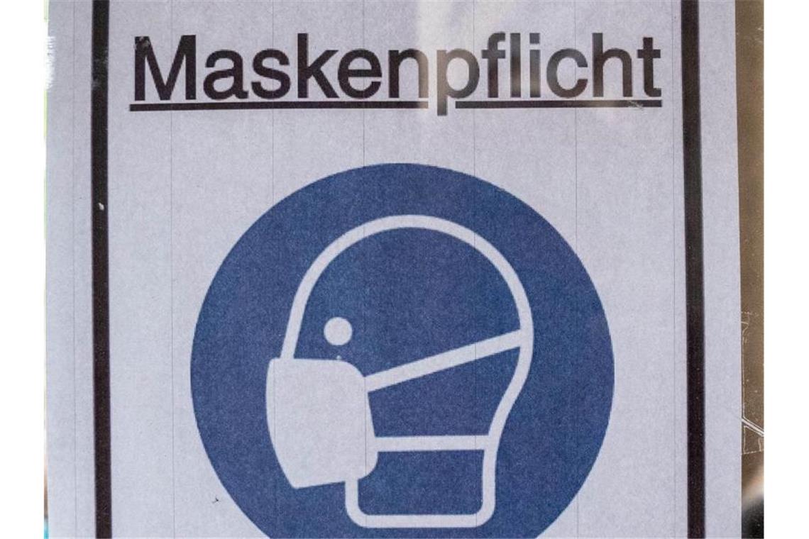Ein Plakat mit der Aufschrift „Maskenpflicht“. Foto: Kay Nietfeld/dpa/Symbolbild