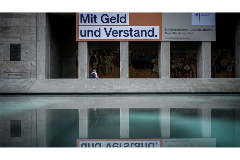 Ein Plakat mit der Aufschrift "Mit Geld und Verstand. Schulden bremsen, Chancen schaffen. Unser Bundeshaushalt" hängt über dem Eingang zum Bundesministerium der Finanzen in Berlin.