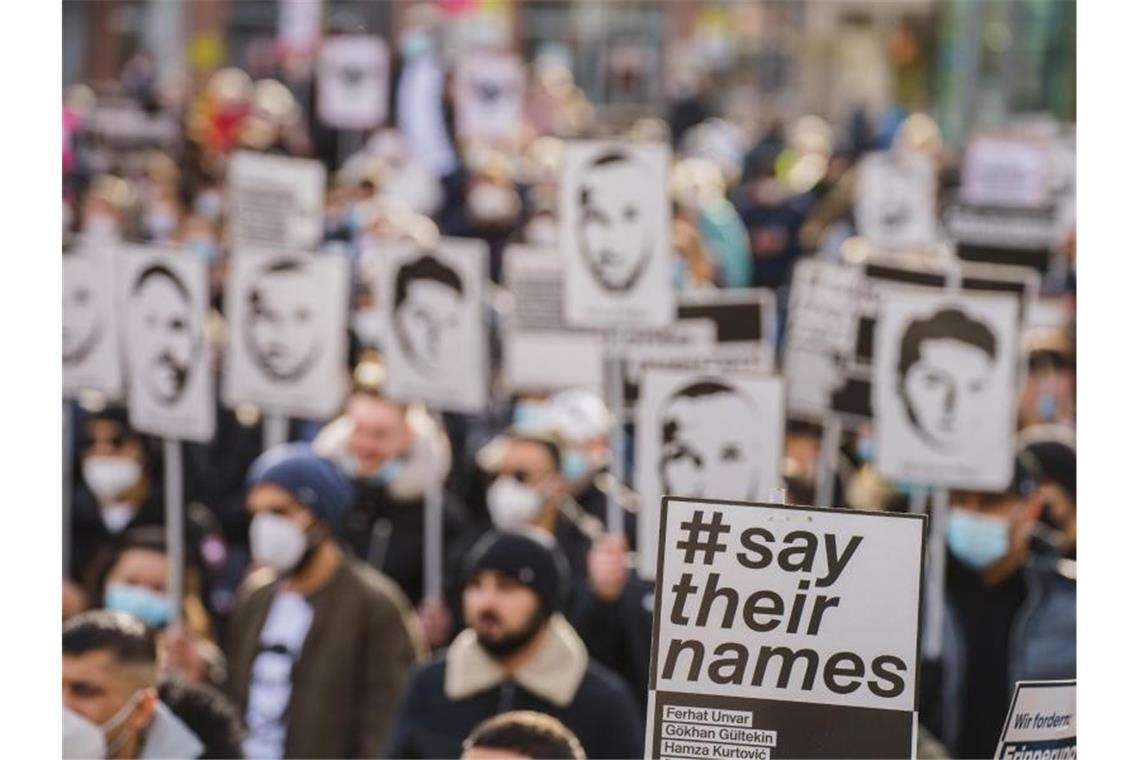 Ein Plakat mit der Aufschrift „#say their names“ wird auf einer Kundgebung zum Gedenken an den rassistischen Anschlag in Hanau hochgehalten. Foto: Andreas Arnold/dpa