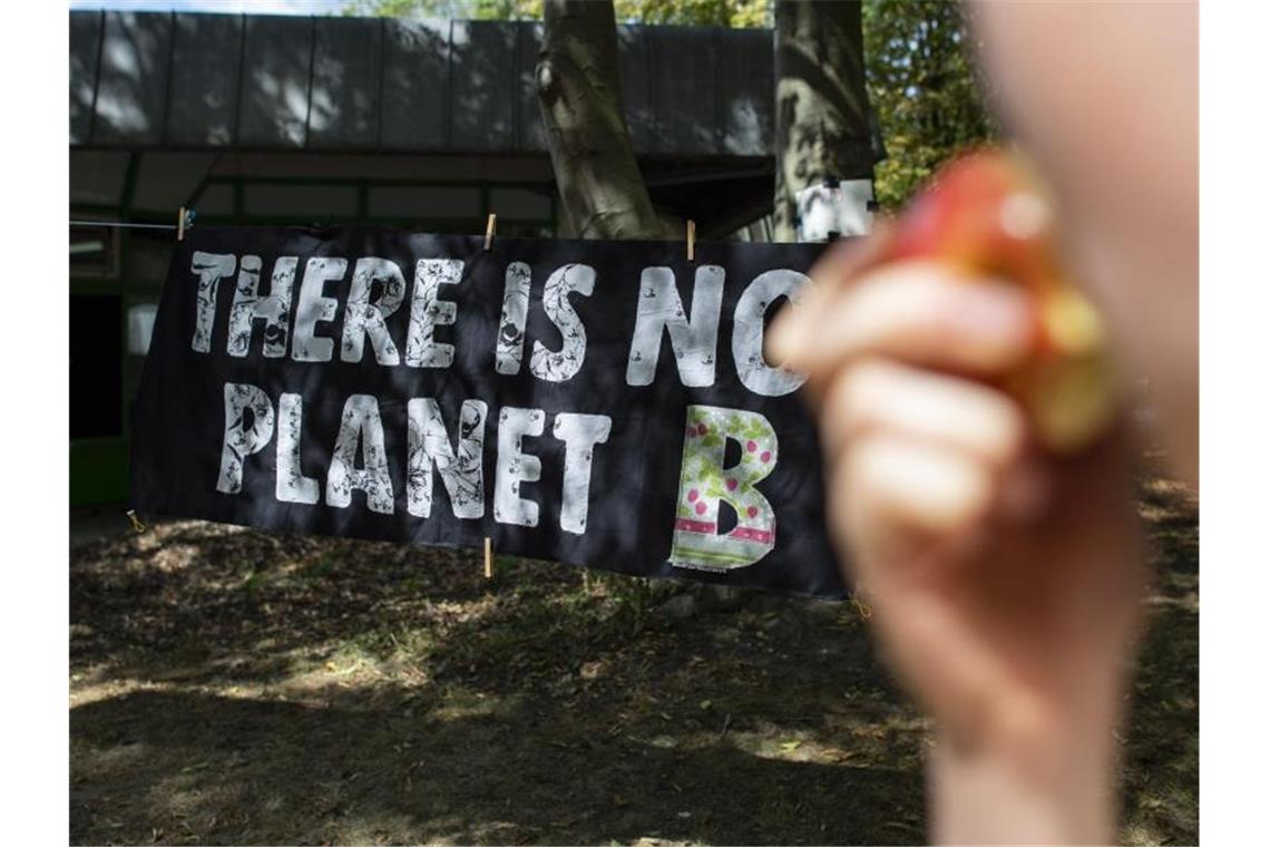 Ein Plakat vor dem Fridays-for-Future-Kongress in Dortmund. Eine Mehrheit der Deutschen will keine Verbote, um die Klimakrise zu bekämpfen. Foto: Guido Kirchner