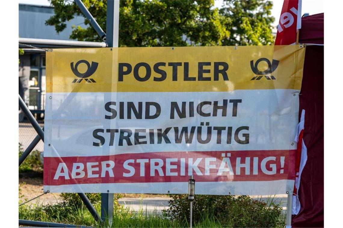Ein Plakat vor einem Briefzentrum der Post im bayerischen Straubing. Foto: Armin Weigel/dpa
