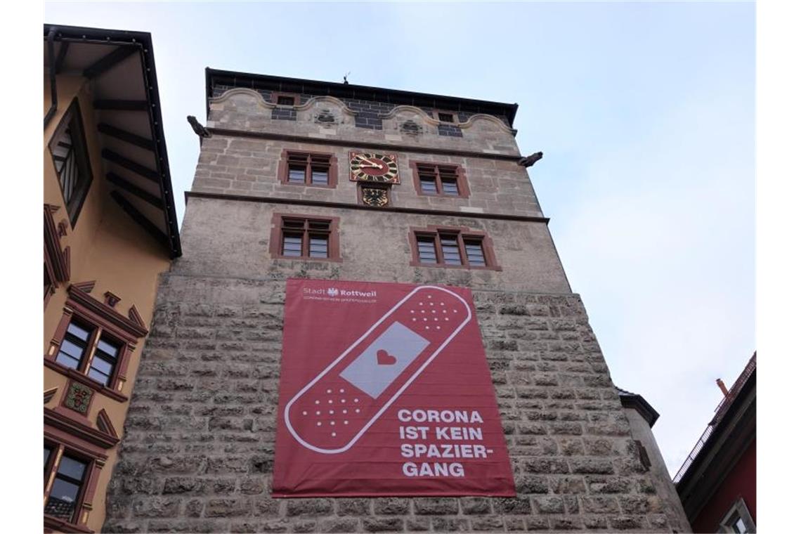 Rottweil startet Unterschriftenaktion im Kampf gegen Corona Ein Plakat wirbt am Schwarzen Tor für die Corona-Schutzimpfung und für Zusammenhalt. Foto: Tobias Hermann/Stadt Rottweil/dpa