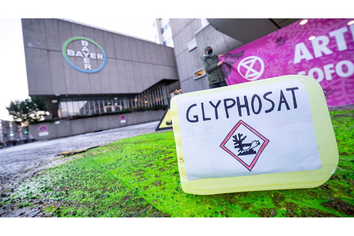 Ein Plastikcontainer mit der Aufschrift "Glyphosat" bei einer Protestaktion vor dem Eingang des Chemiekonzerns Bayer. (Archivbild)