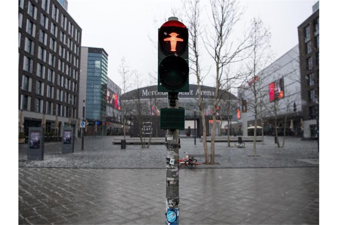 Ein Platz in Berlin ist menschenleer - das öffentliche Leben ist massiv eingeschränkt. Foto: Bernd von Jutrczenka/dpa