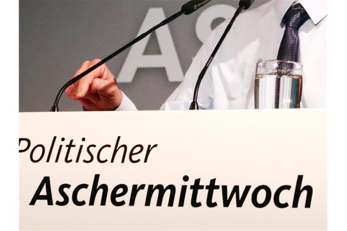 Ein Politiker hält beim politischen Aschermittwoch eine Rede. Foto: Bodo Schackow/dpa-Zentralbild/dpa/Archivbild