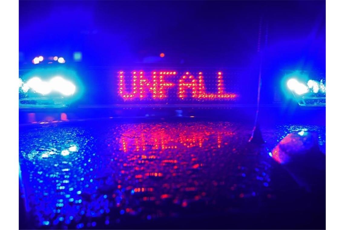 Ein Polizei Blaulicht bei der Unfallaufnahme. Foto: Stefan Puchner/dpa/Symbolbild