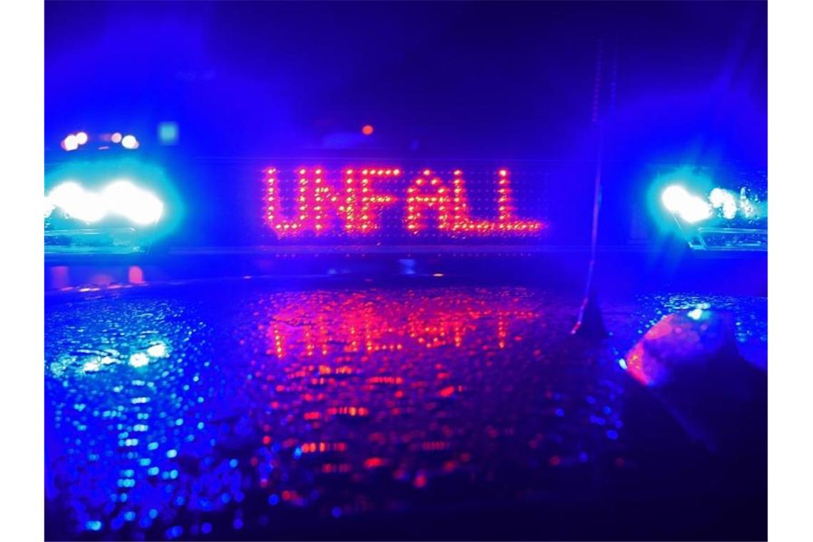 Ein Polizei Blaulicht bei der Unfallaufnahme. Foto: Stefan Puchner/dpa/Symbolbild