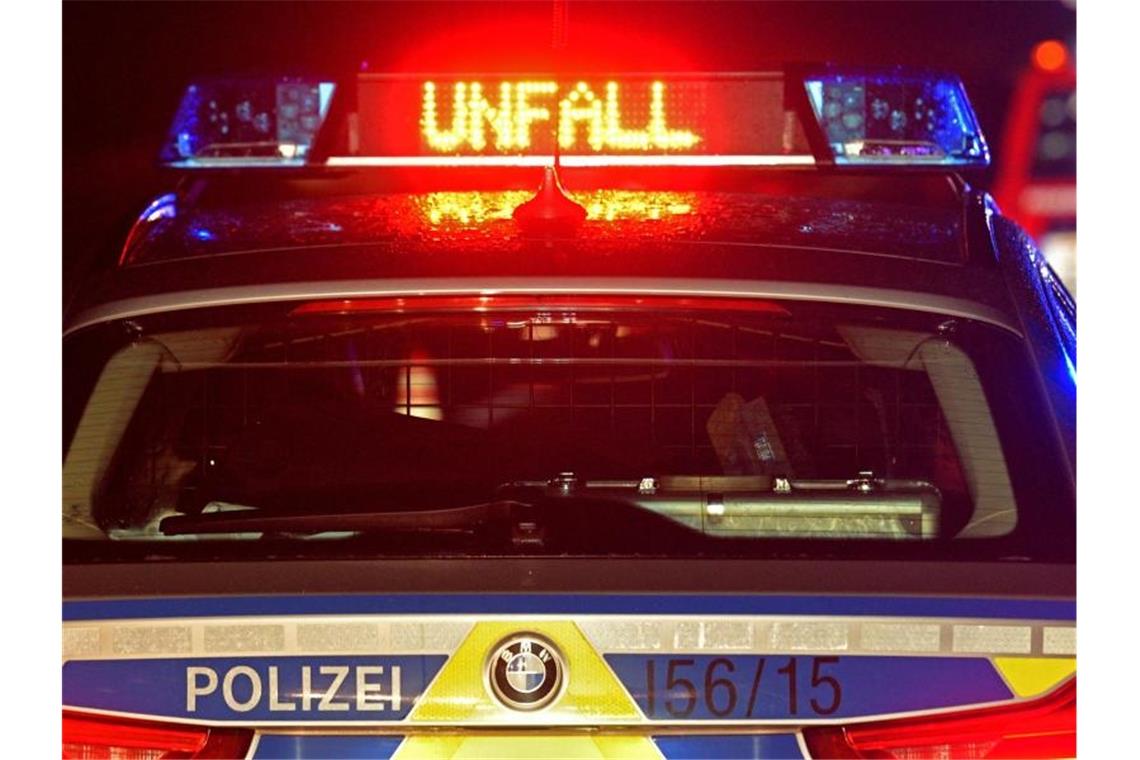 Ein Polizei Blaulicht bei Unfallaufnahme. Foto: Stefan Puchner/dpa/Symbolbild