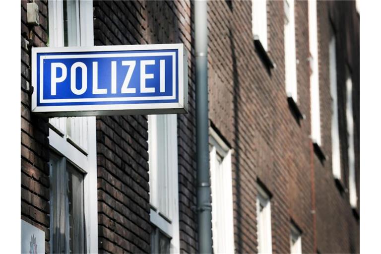Ein Polizei-Schild an einem Polizeipräsidium. Foto: Roland Weihrauch/dpa/Symbolbild