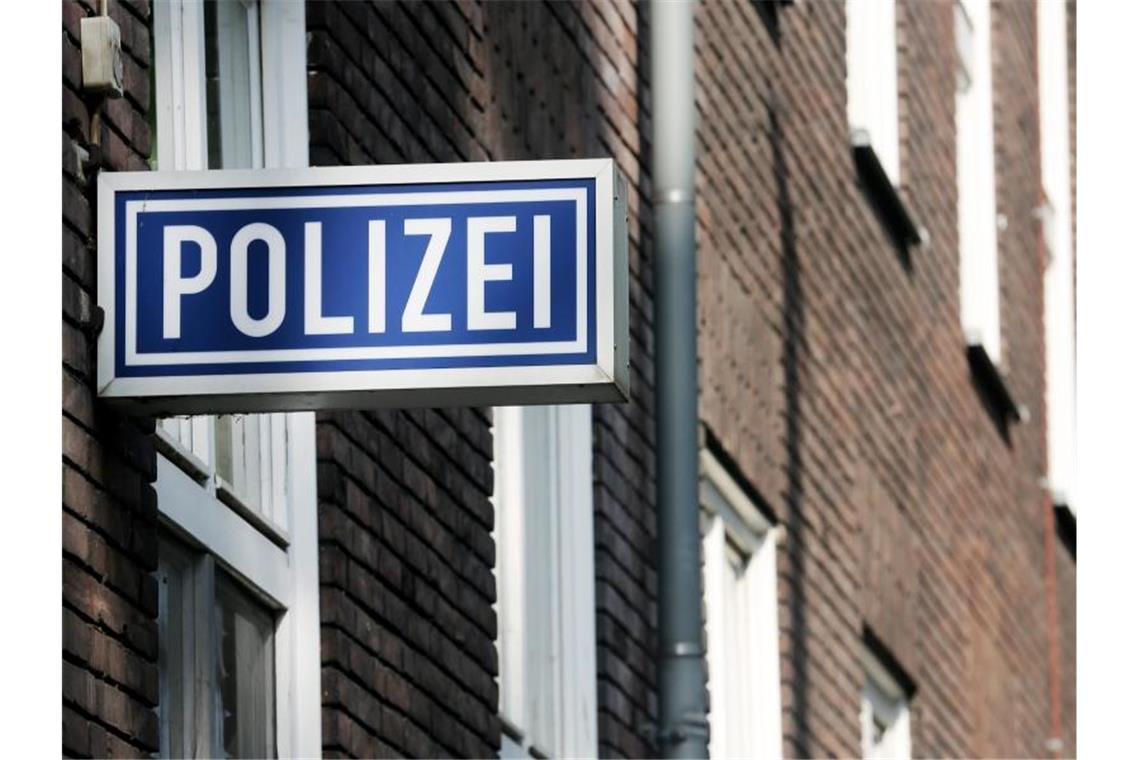 Feiernde wollen sich vor der Polizei im Keller verstecken