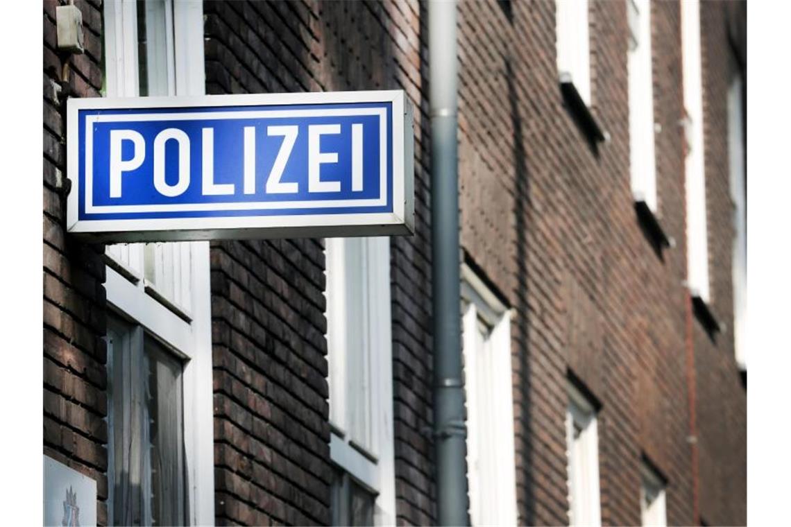 Ein Polizei-Schild hängt an einem Polizeipräsidium. Foto: Roland Weihrauch/dpa/Symbolbild